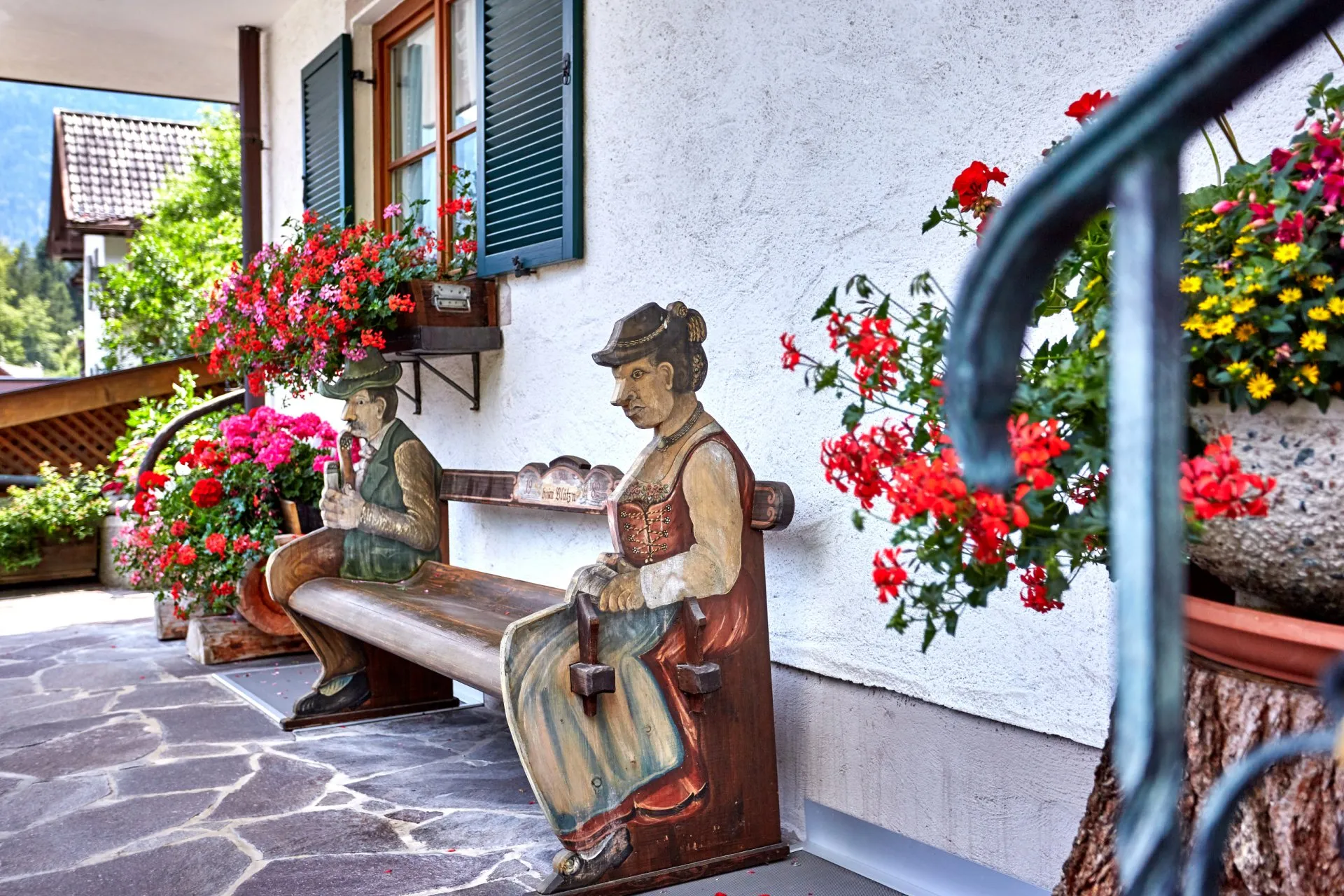 Blumengeschmückter Eingang des Gästehauses Gansler